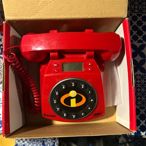 Disney The Incredibles Collectors Edition Phone - Picture 3 of 6